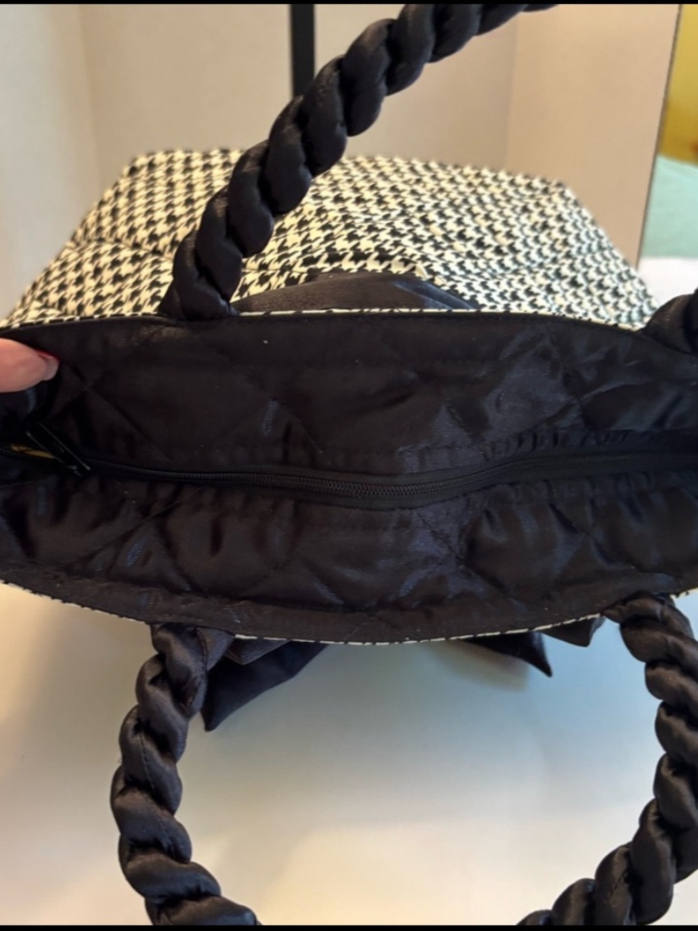 Houndstooth Bow Accent Tote Bag - Picture 5 of 6